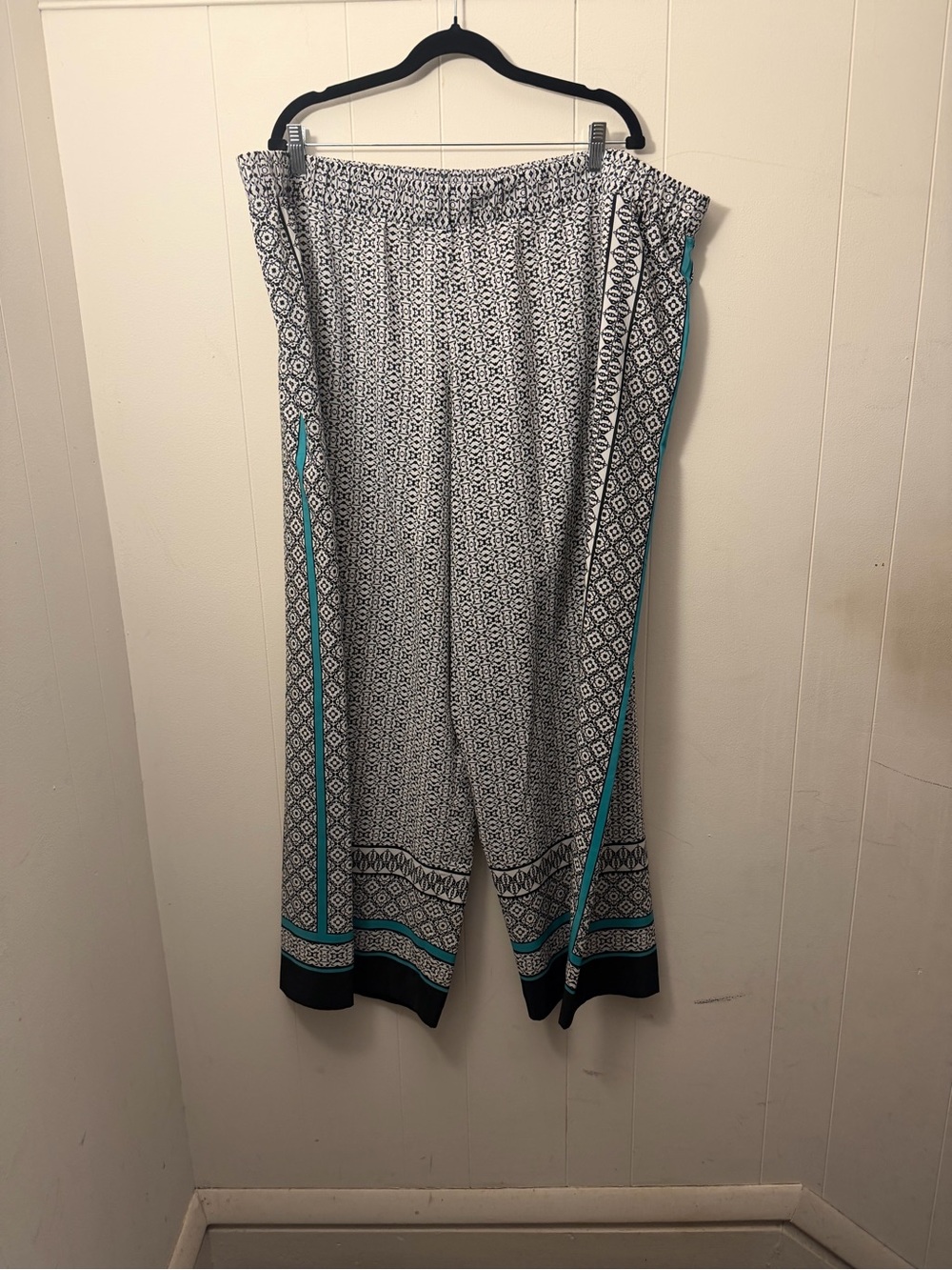 Liz Claiborne Wide-Leg Printed Palazzo Pants in Black & White with Teal Trim
